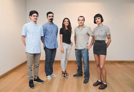 La galerista Begoña Lumbreras con Iván Chacón, Mikel del Río, Fernando Álvarez Charro y Amaya Suberviola.